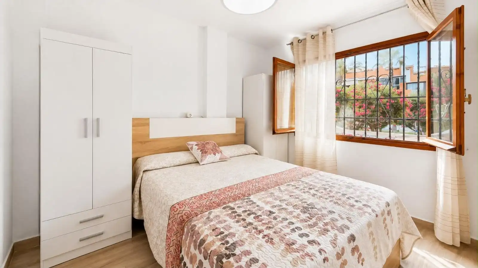 Schlafzimmer von Erdgeschoss zur Miete in Torrevieja mit Klimaanlage, Heizung und Terrasse