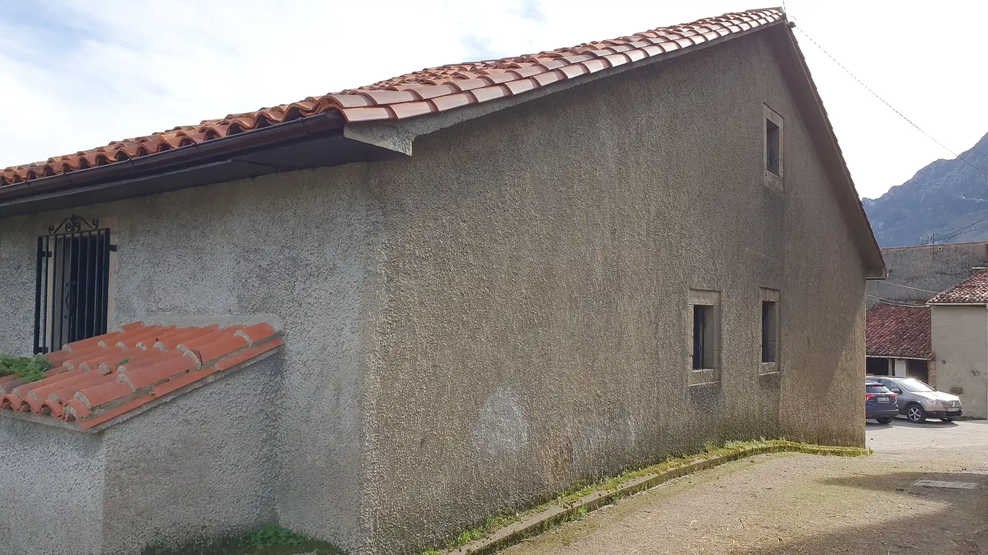 Vista exterior de Casa adosada en venda en Cabrales amb Calefacció, Terrassa i Balcó