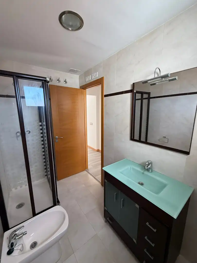 Baño de Ático en venta en Llanes con Calefacción, Terraza y Trastero