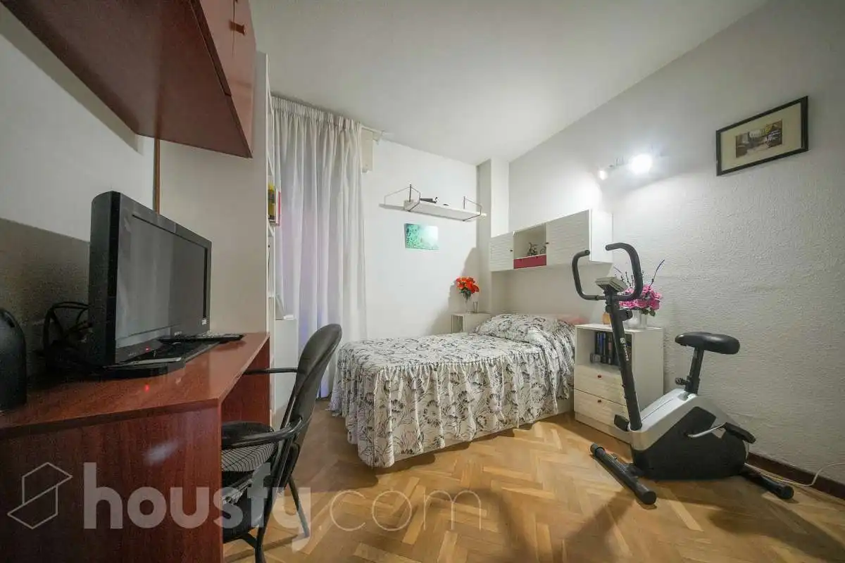 Dormitori de Pis en venda en Madrid amb Calefacció, Terrassa i Moblat