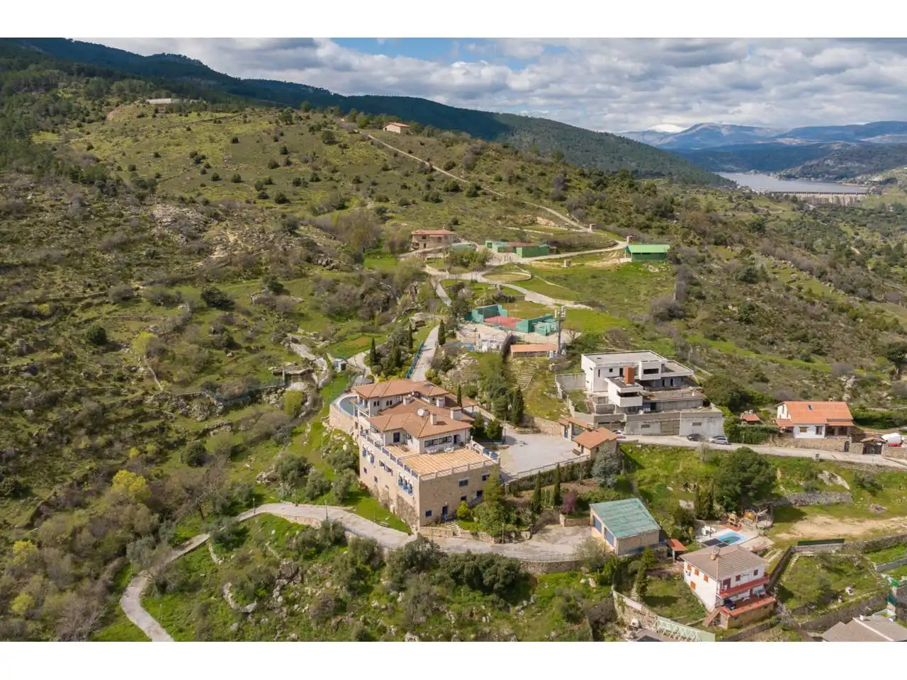 Außenansicht von Haus oder Chalet zum Verkauf in El Tiemblo  mit Klimaanlage, Heizung und Privatgarten