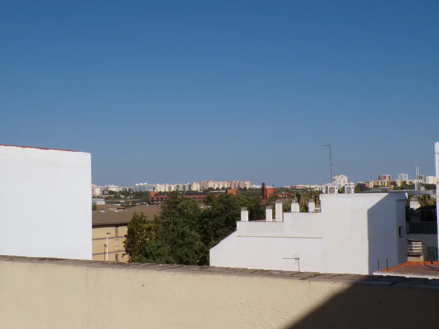 Vista exterior de Àtic en venda en Burjassot amb Aire condicionat, Terrassa i Traster