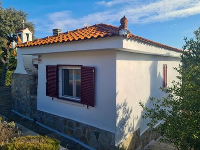 Vista exterior de Casa o xalet en venda en Galápagos amb Calefacció, Jardí privat i Terrassa