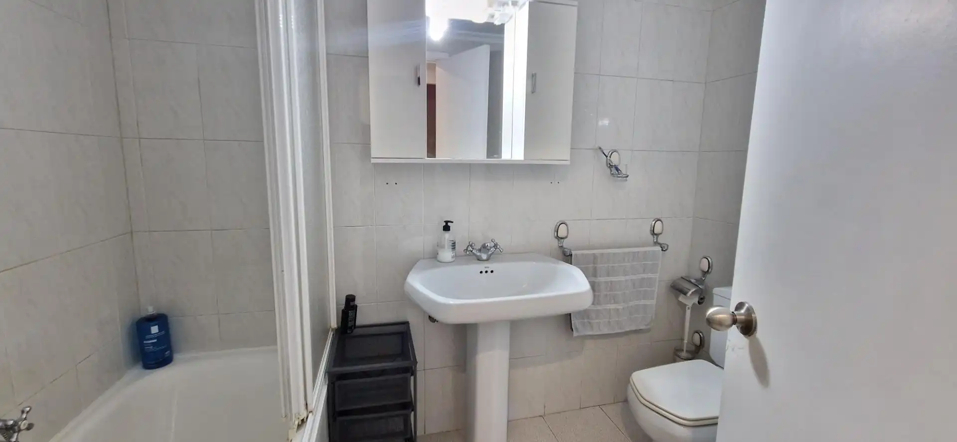 Badezimmer von Wohnung zur untervermieten in Córdoba mit Klimaanlage, Abstellraum und Balkon