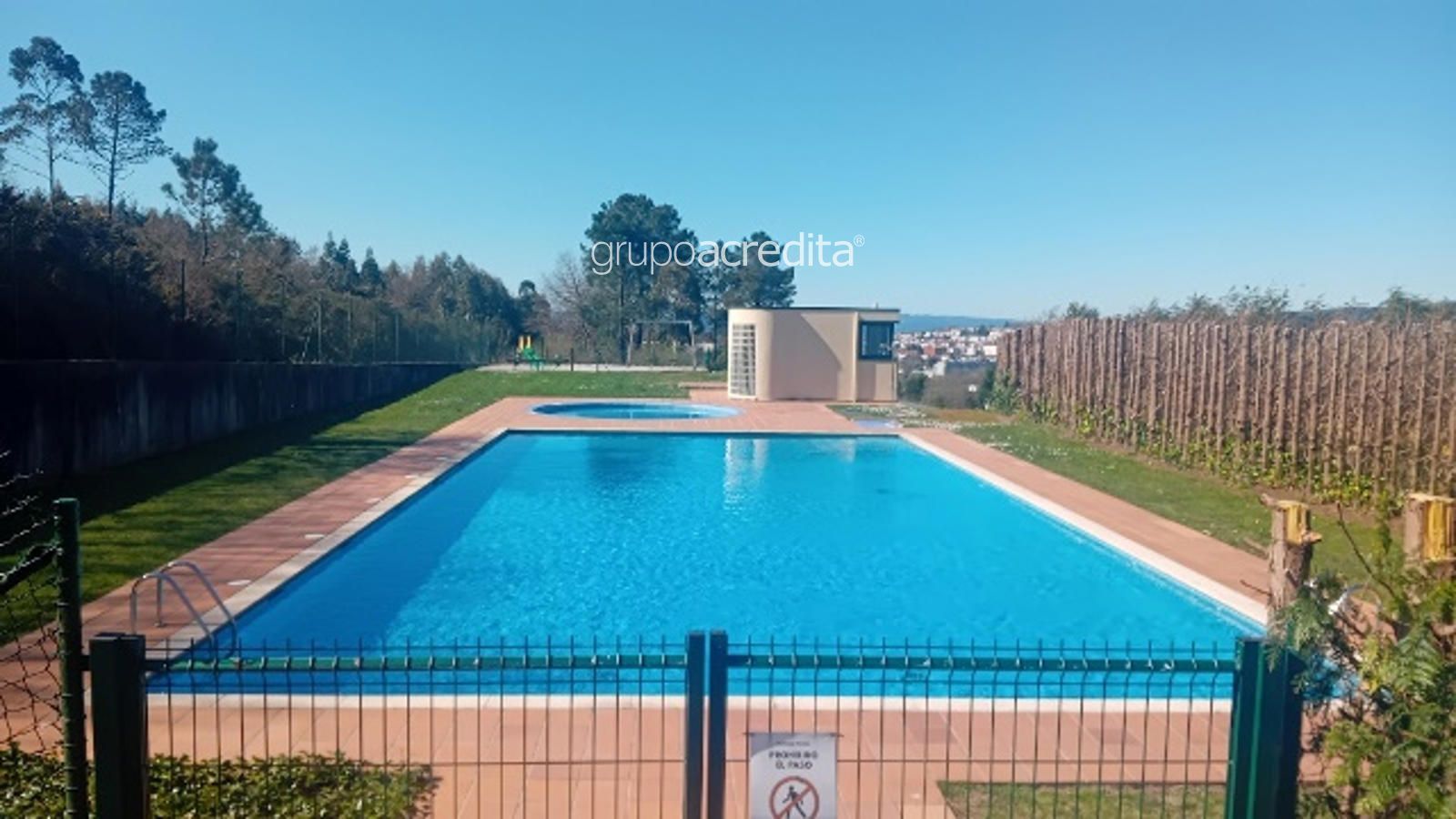 Piscina de Casa adosada en venta en Santiago de Compostela  con Calefacción, Jardín privado y Parquet