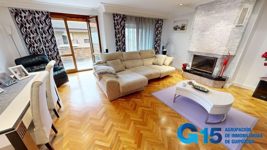 Sala de estar de Casa adosada en venta en Urnieta con Calefacción, Terraza y Trastero