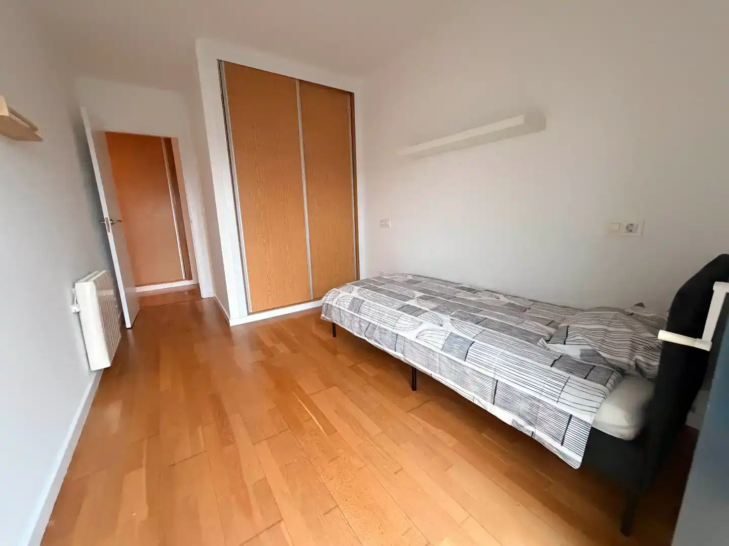 Dormitori de Pis de lloguer en Ares amb Parquet, Piscina i Moblat