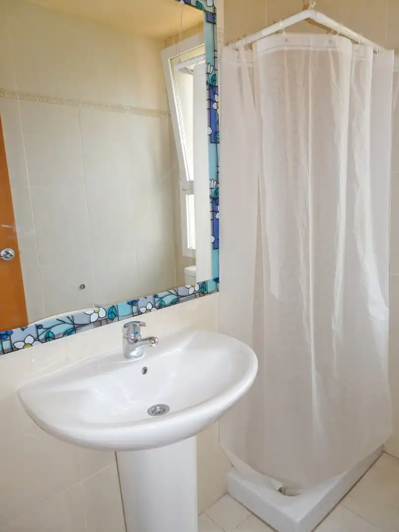 Baño de Apartamento de alquiler en Gandia con Parquet, Terraza y Amueblado