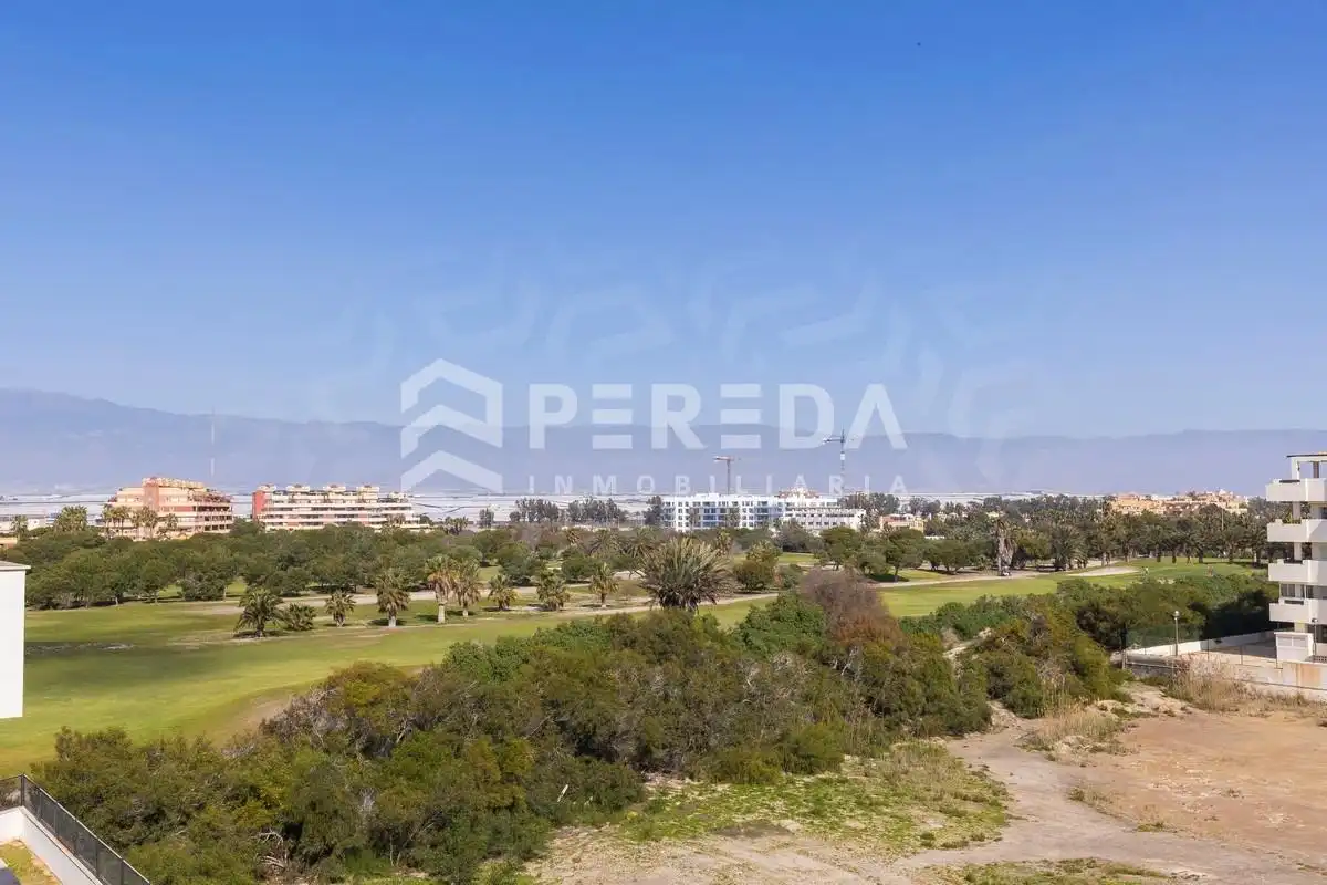 Wohnung zum Verkauf in Roquetas de Mar mit Klimaanlage, Privatgarten und Terrasse