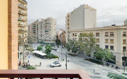 Vista exterior de Pis en venda en  Barcelona Capital amb Terrassa i Balcó