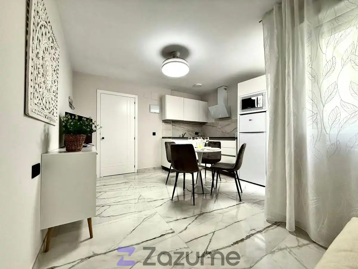 Flat with lift to rent in Pl. de Sta. Marina