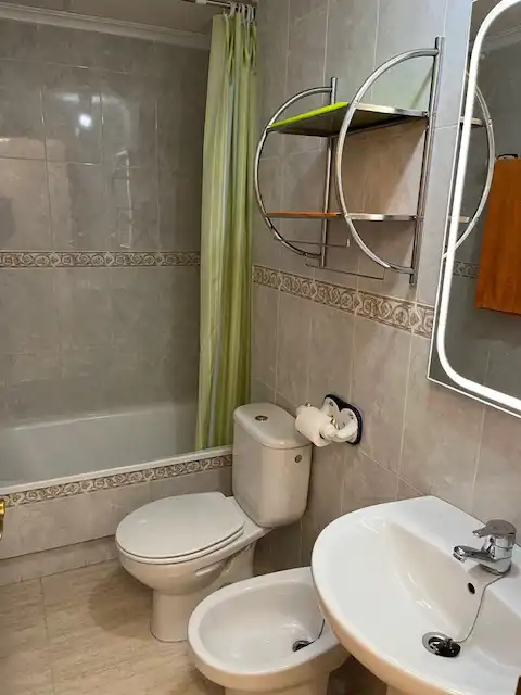 Baño de Apartamento en venta en Guardamar del Segura con Aire acondicionado, Amueblado y Lavadora