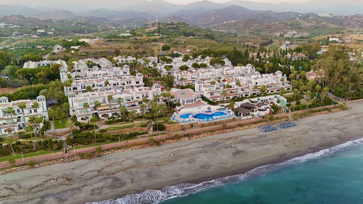 Exterior view of Planta baja to rent in Estepona  with Air Conditioner, Terrace and Community pool
