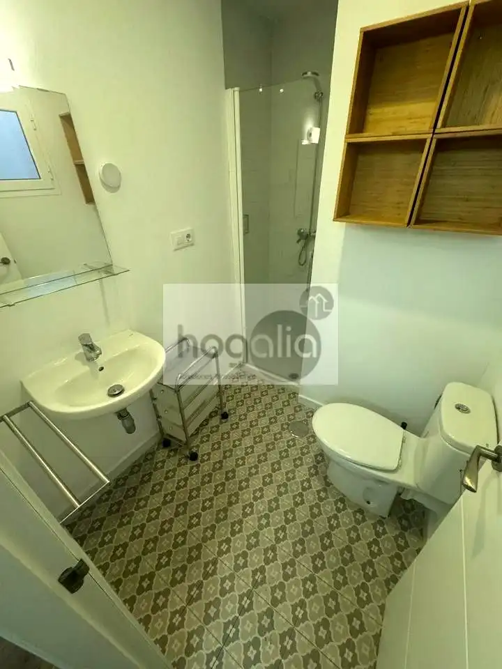 Badezimmer von Dachboden zur Miete in Sevilla mit Klimaanlage und Terrasse