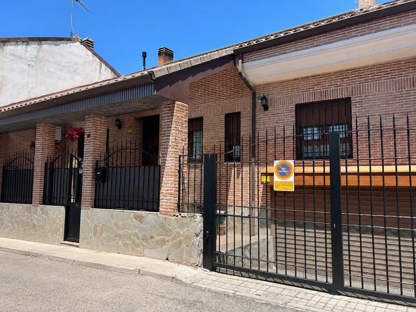 Vista exterior de Casa adosada en venda en Ciempozuelos amb Aire condicionat, Calefacció i Terrassa