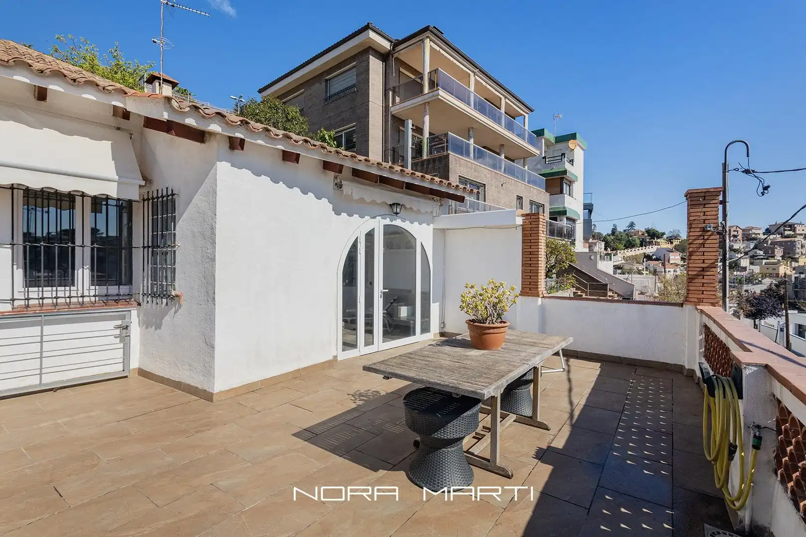 Terrassa de Casa o xalet en venda en Esplugues de Llobregat amb Jardí privat, Piscina i Alarma