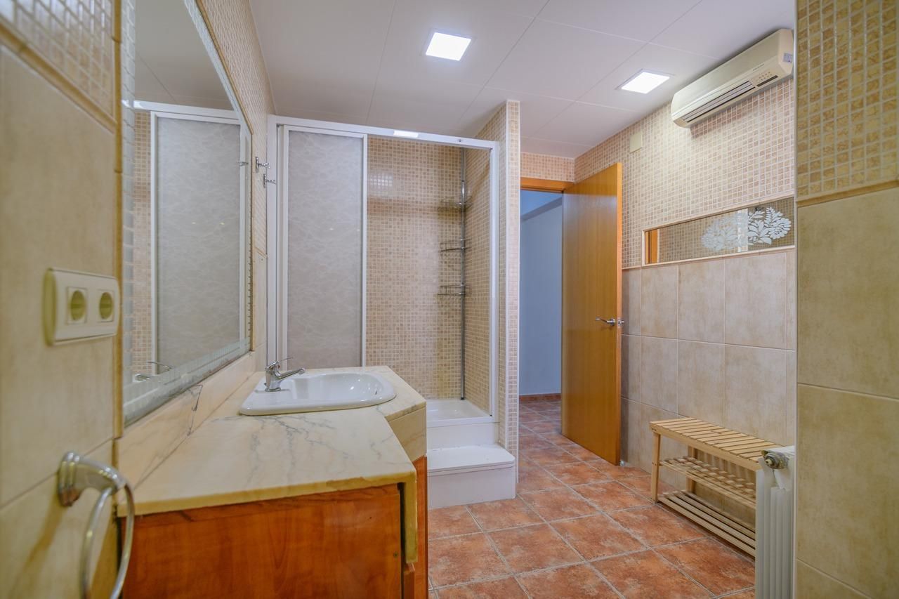 Bathroom of Flat for sale in Sant Joan de Vilatorrada  with Air Conditioner and Heating