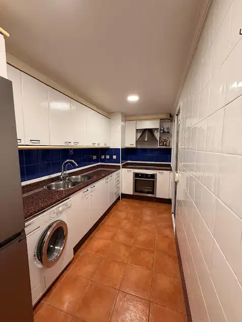 Cuina de Pis en venda en Marbella amb Jardí privat, Terrassa i Piscina