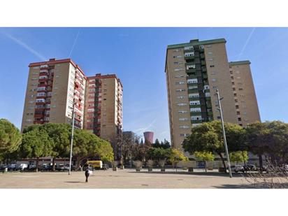 Vista exterior de Pis en venda en L'Hospitalet de Llobregat amb Moblat i Balcó