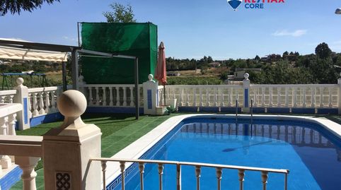 Imponente Chalet Individual en Urbanización Las Rocas Almendralejo con Piscina y Jardín, imagen 3