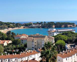 Vista exterior de Pis en venda en Sant Feliu de Guíxols amb Aire condicionat i Piscina