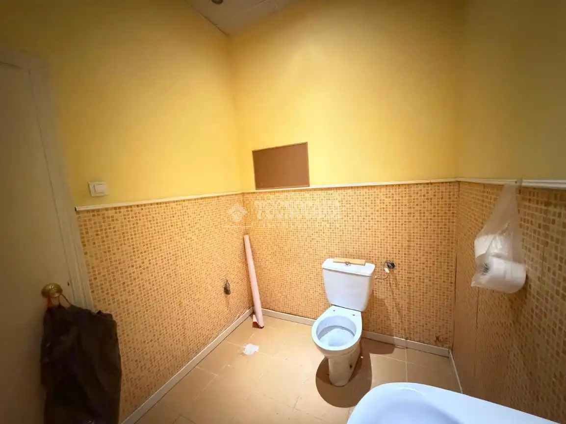 Bathroom of Commercial properties for rent in Sevilla