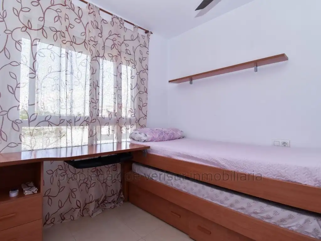 Dormitori de Apartament de lloguer en Águilas amb Terrassa, Piscina i Moblat