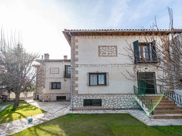 Casa aparellada amb balcó en venda a Chinchón