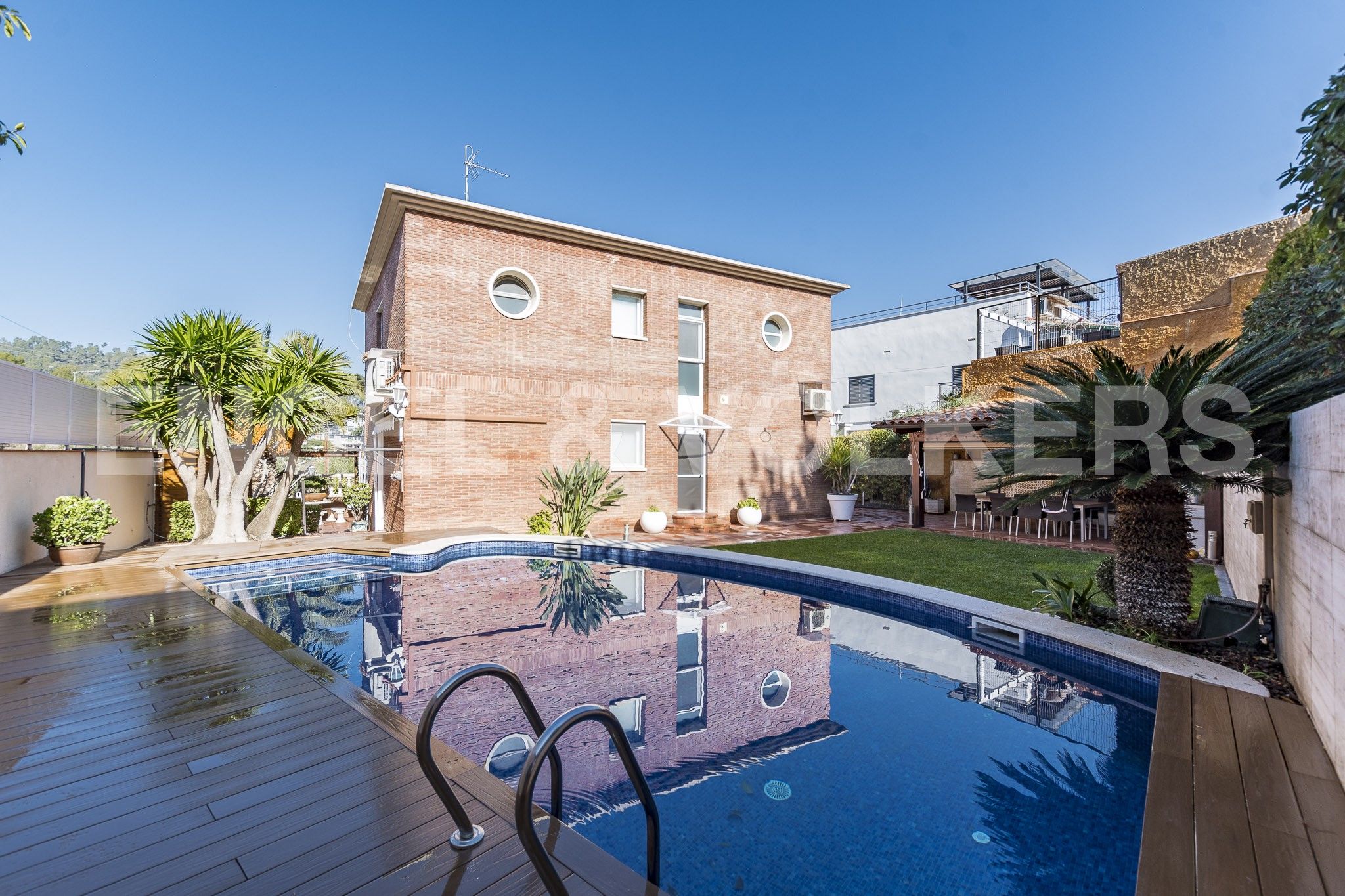 Piscina de Casa o chalet en venta en Sant Boi de Llobregat con Aire acondicionado, Calefacción y Jardín privado