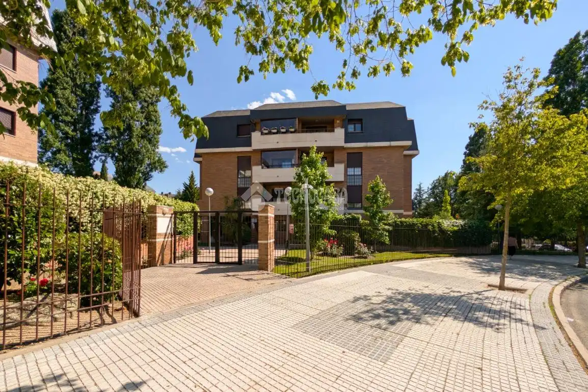 Außenansicht von Wohnung zum Verkauf in Majadahonda mit Heizung und Terrasse