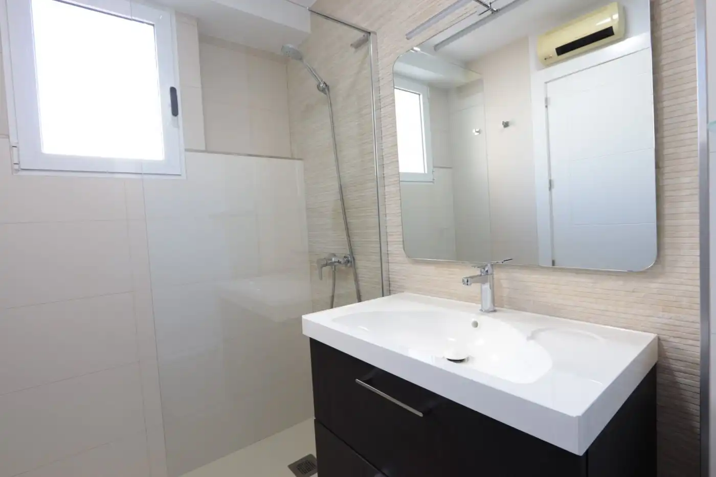 Baño de Piso en venta en Cartagena con Aire acondicionado, Calefacción y Terraza