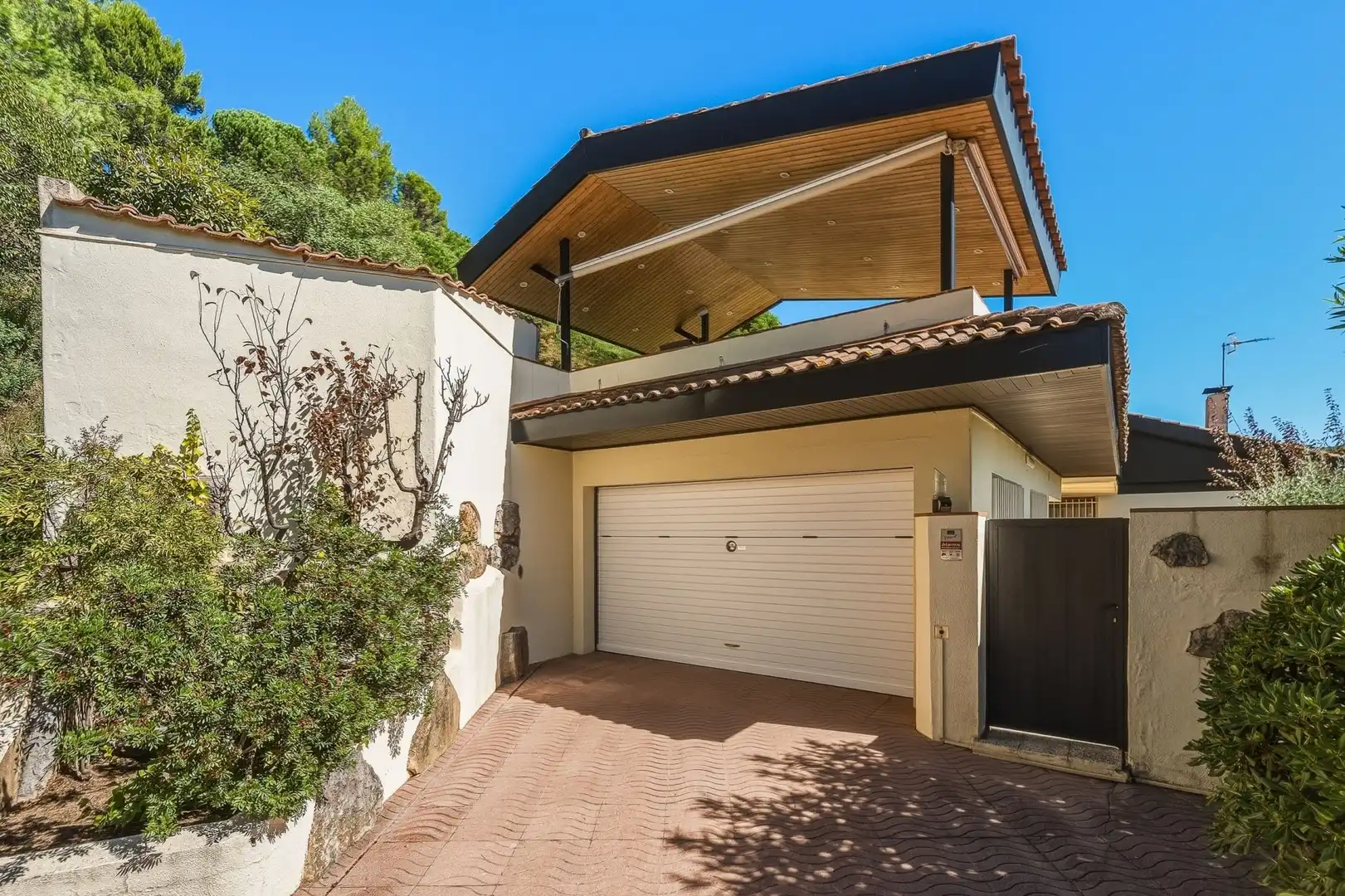 Exterior view of Houses for sale in Montjuïc