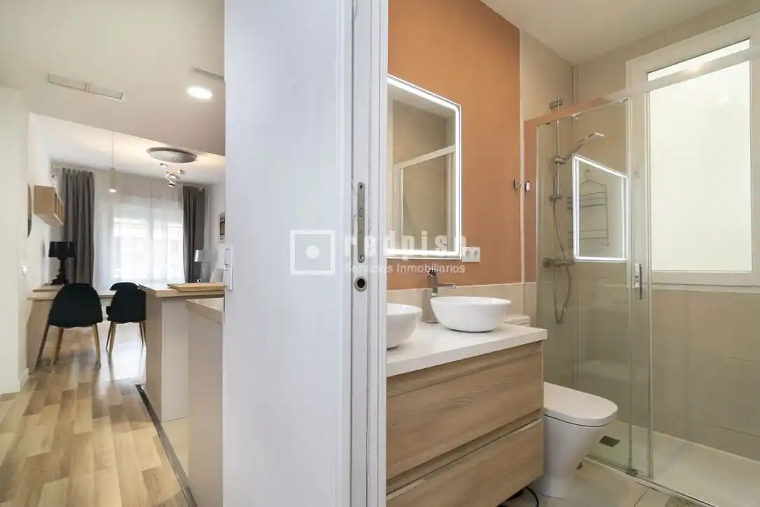 Bathroom of Flat for rent in Madrid  with Air Conditioner, Heating and Parquet flooring