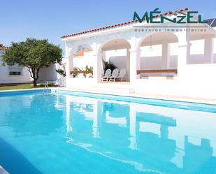 Piscina de Casa o xalet en venda en Utrera amb Aire condicionat, Jardí privat i Terrassa
