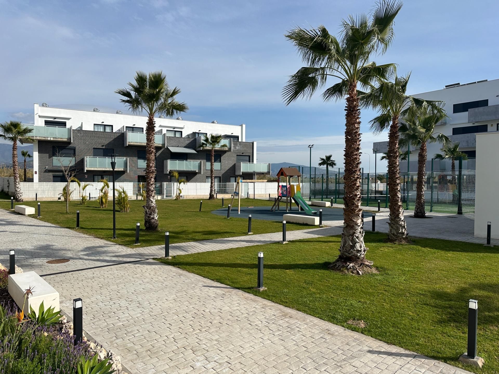 Vista exterior de Pis de lloguer en Motril amb Aire condicionat, Jardí privat i Terrassa