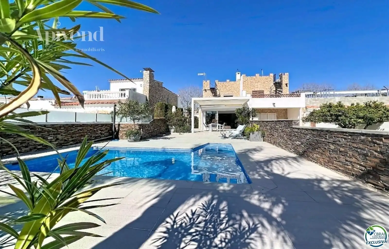 Villa con piscina in vendita a LLOBREGAT