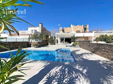 Villa con piscina in vendita a LLOBREGAT