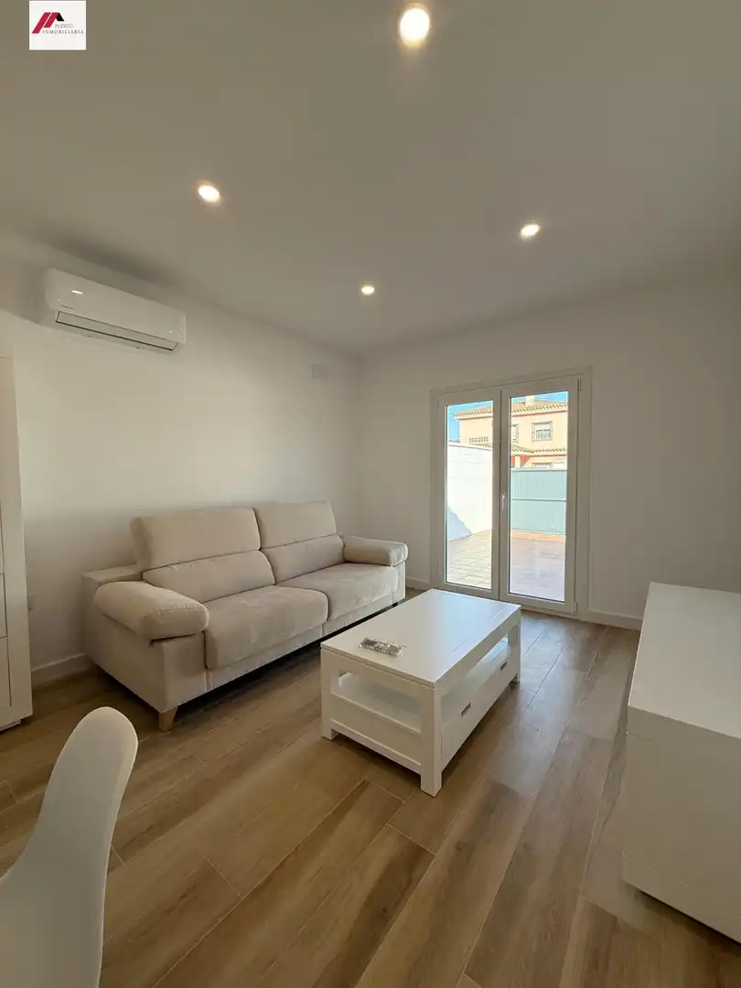 Sala d'estar de Casa o xalet en venda en El Puerto de Santa María amb Aire condicionat, Jardí privat i Moblat