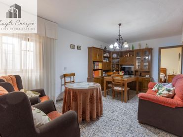 Casa aparellada amb balcó en venda a Jete