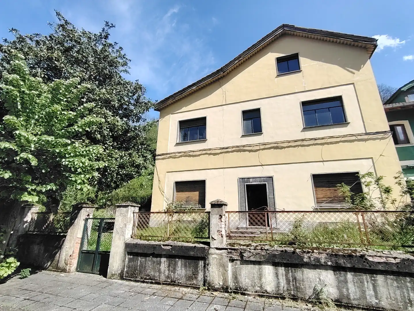 Vista exterior de Casa o xalet en venda en Mieres (Asturias) amb Jardí privat i Traster