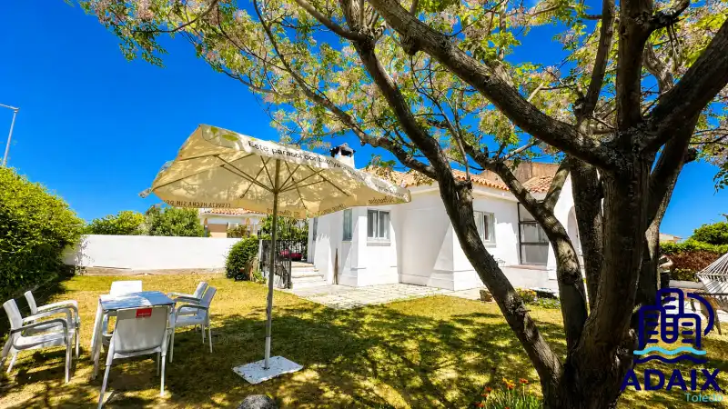Vista exterior de Casa o xalet en venda en Bargas amb Calefacció, Terrassa i Moblat
