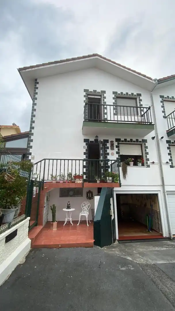 Vista exterior de Casa adosada en venda en Meruelo amb Moblat
