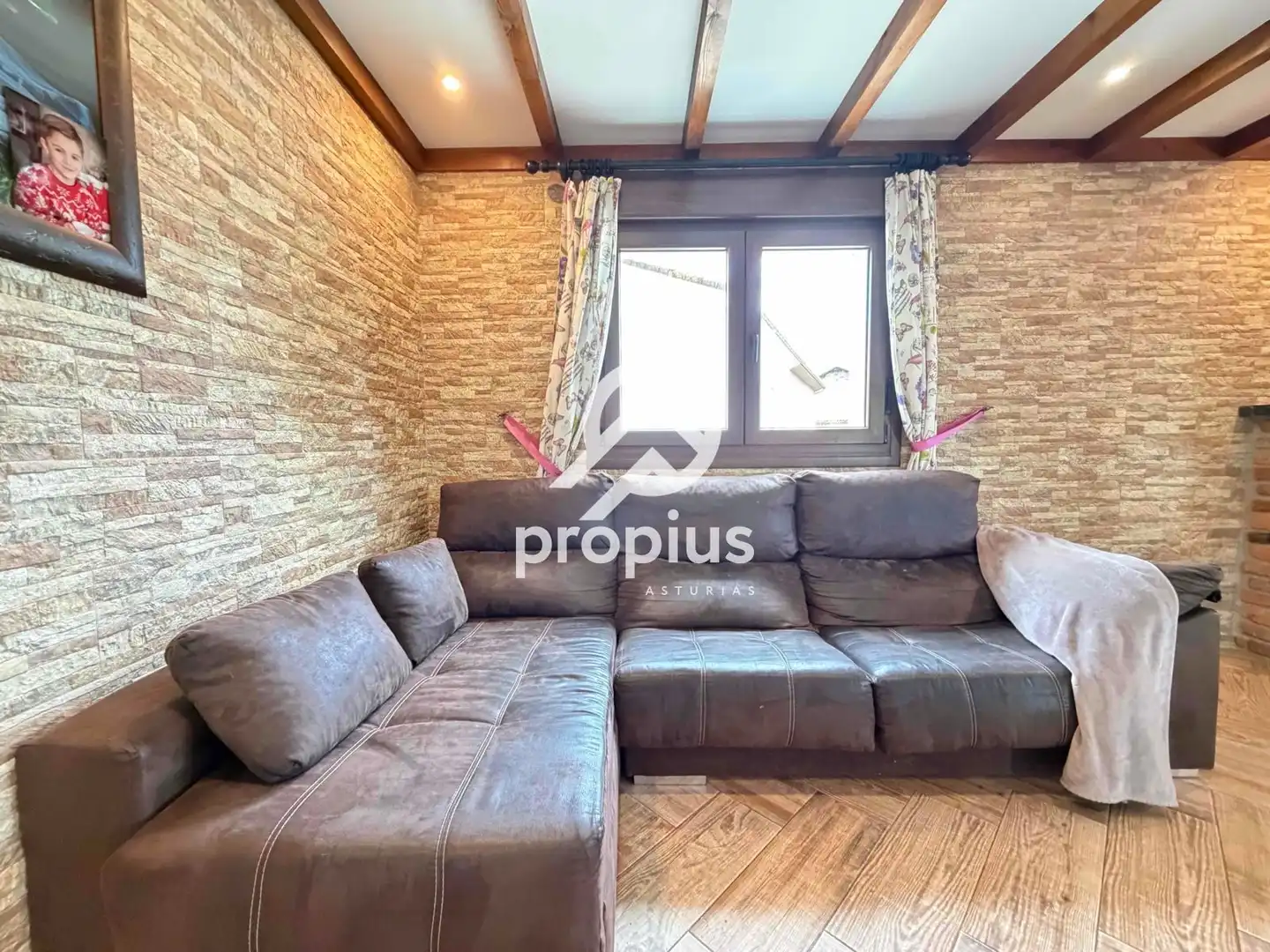 Sala d'estar de Casa o xalet en venda en Sariego amb Calefacció, Parquet i Traster