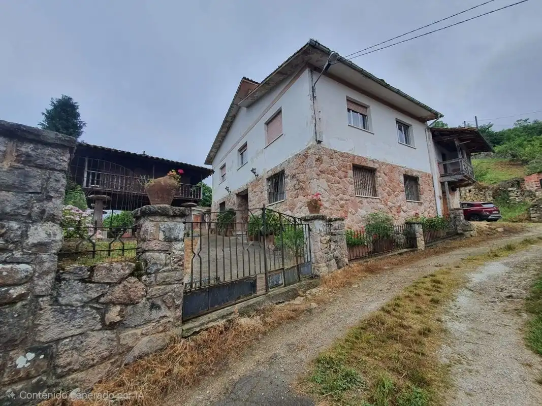 Vista exterior de Casa o xalet en venda en Llanes amb Calefacció i Jardí privat