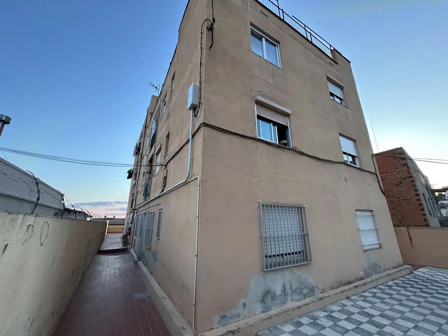 Exterior view of Flat for sale in Santa Coloma de Gramenet  with Terrace and Balcony