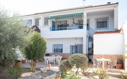 Vista exterior de Casa adosada en venda en Fuente Vaqueros amb Calefacció, Jardí privat i Terrassa