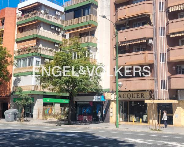 Local comercial en Alquiler en Calle Luis Montoto en San Pablo