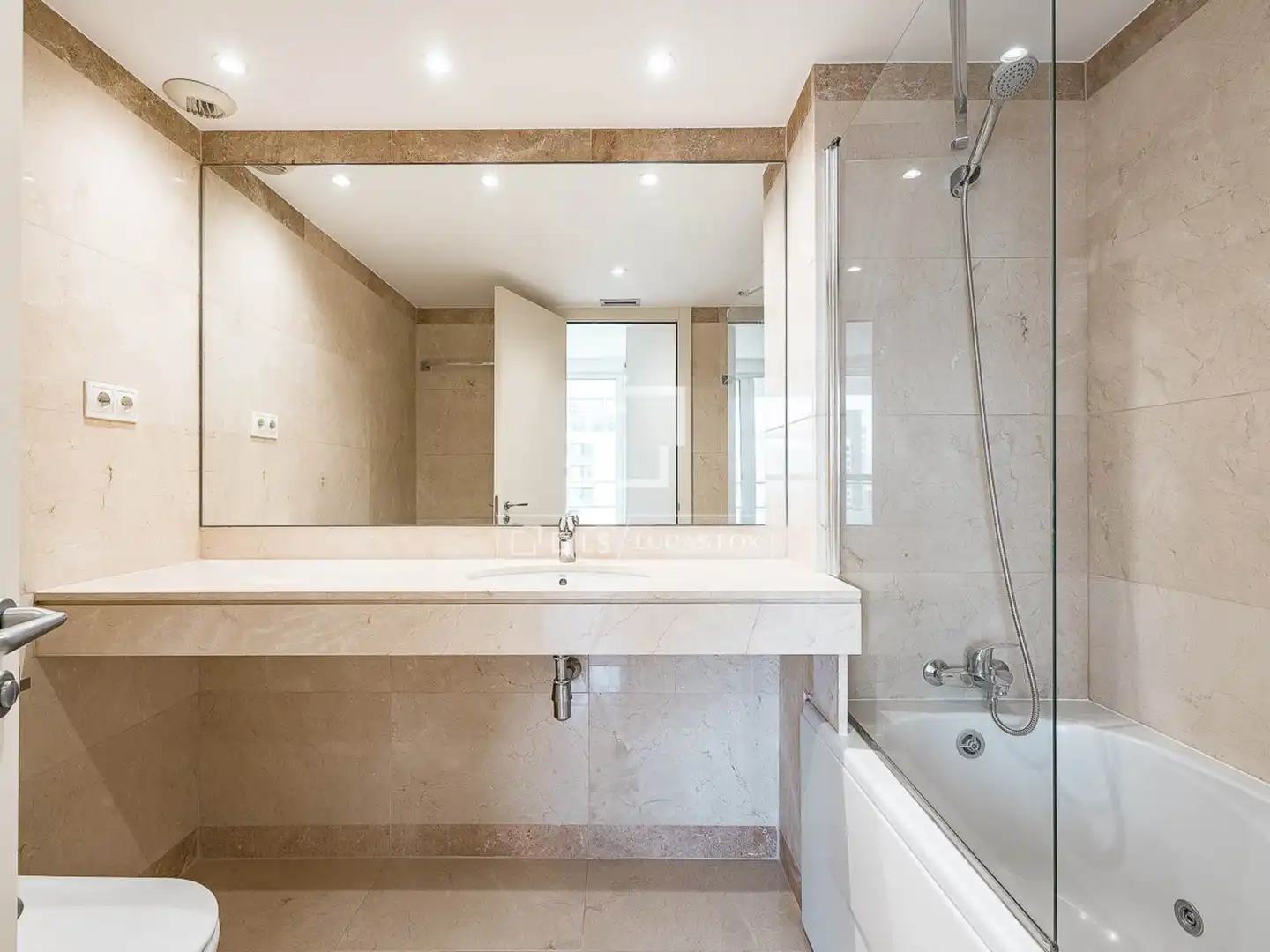 Badezimmer von Wohnung zum Verkauf in Barcelona mit Klimaanlage, Heizung und Abstellraum