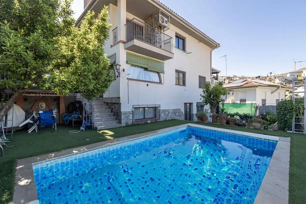 Schwimmbecken von Haus oder Chalet zum Verkauf in Pinos Genil mit Klimaanlage, Heizung und Privatgarten