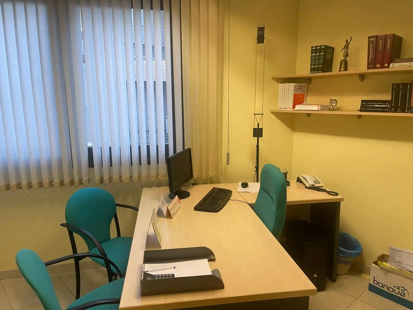 Büro zur Miete in Igualada mit Klimaanlage, Abstellraum und Möbliert